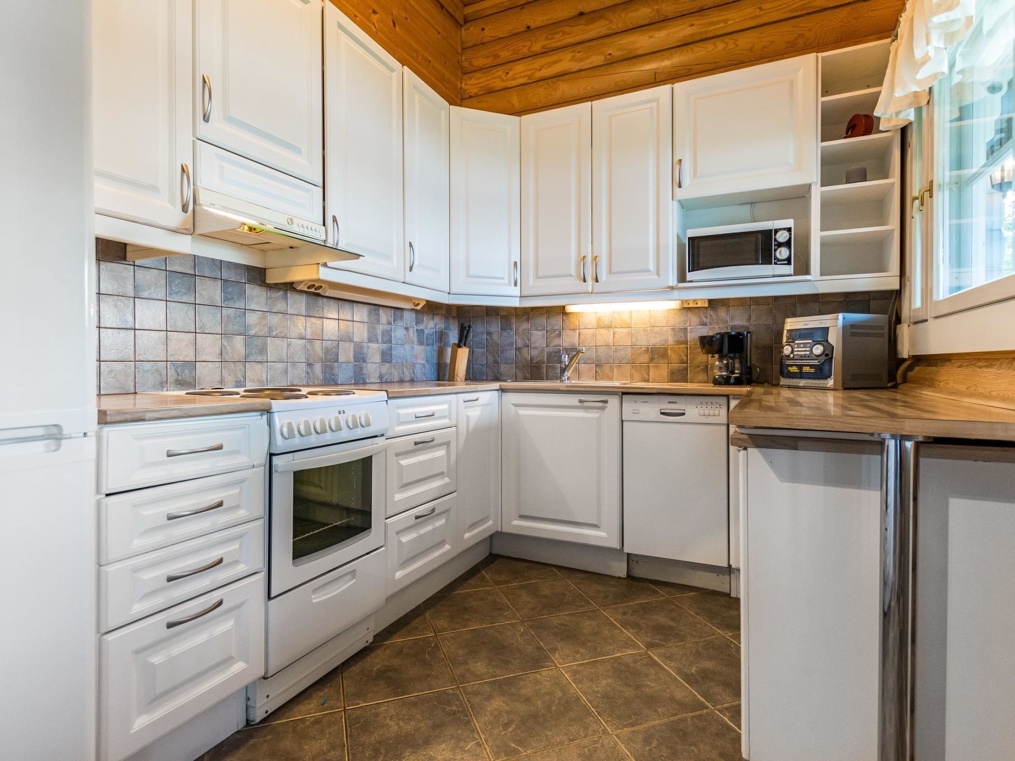 Fridge, microwave, dishwasher, cookware/dishes/utensils