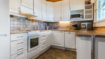 Kühlschrank, Mikrowelle, Geschirrspüler, Kochgeschirr/Geschirr/Besteck