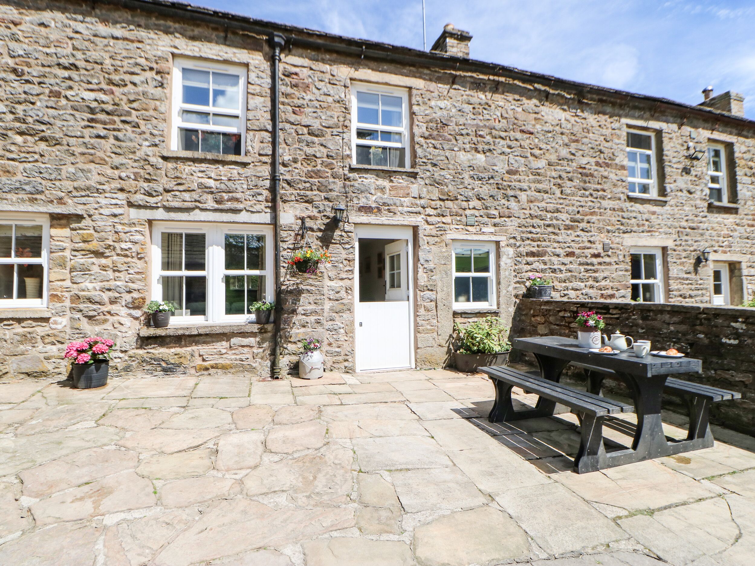 SHEPHERD'S LODGE, family friendly, character holiday cottage in Reeth