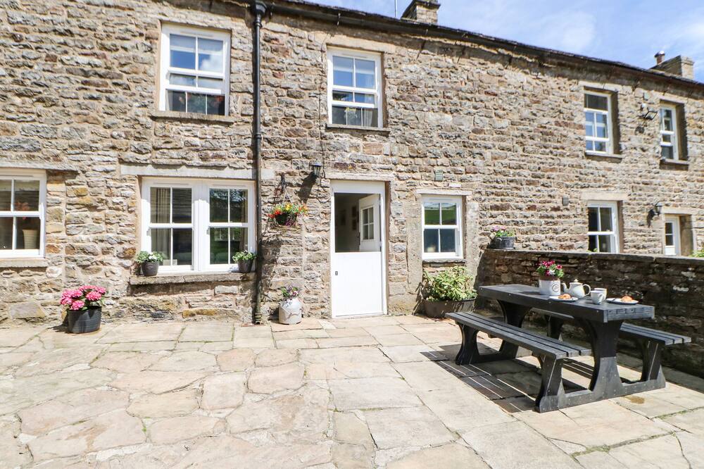SHEPHERD'S LODGE, family friendly, character holiday cottage in Reeth