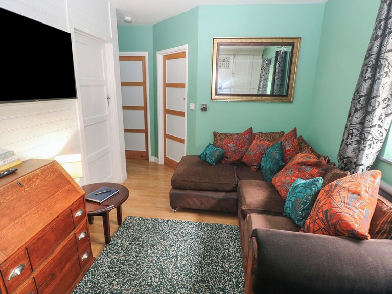 Llys-yr-onnen, Family Friendly, With A Garden In Carmarthen - Carmarthen