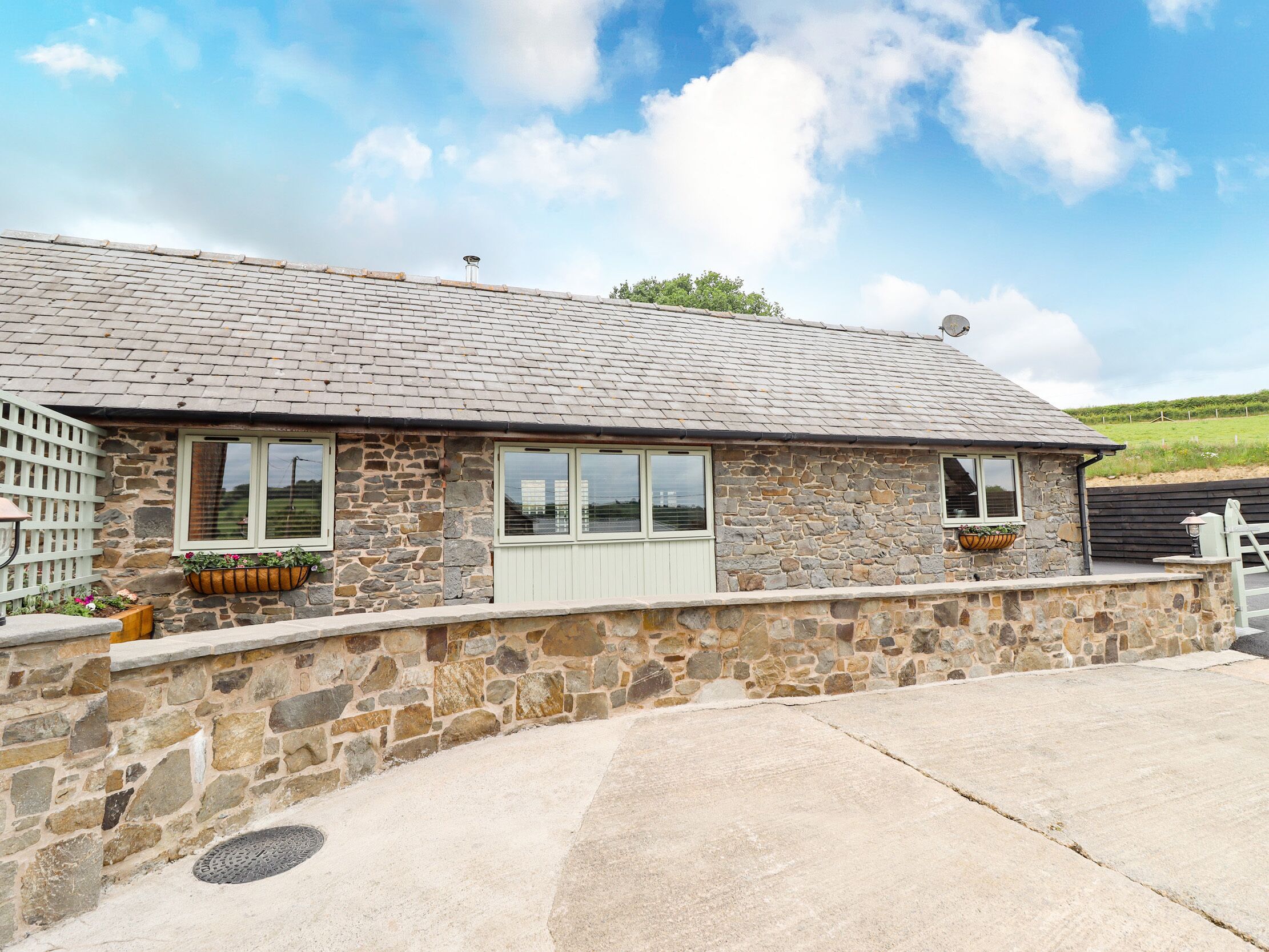 BEUDY BACH Y GARTH, romantic, character holiday cottage in Newtown