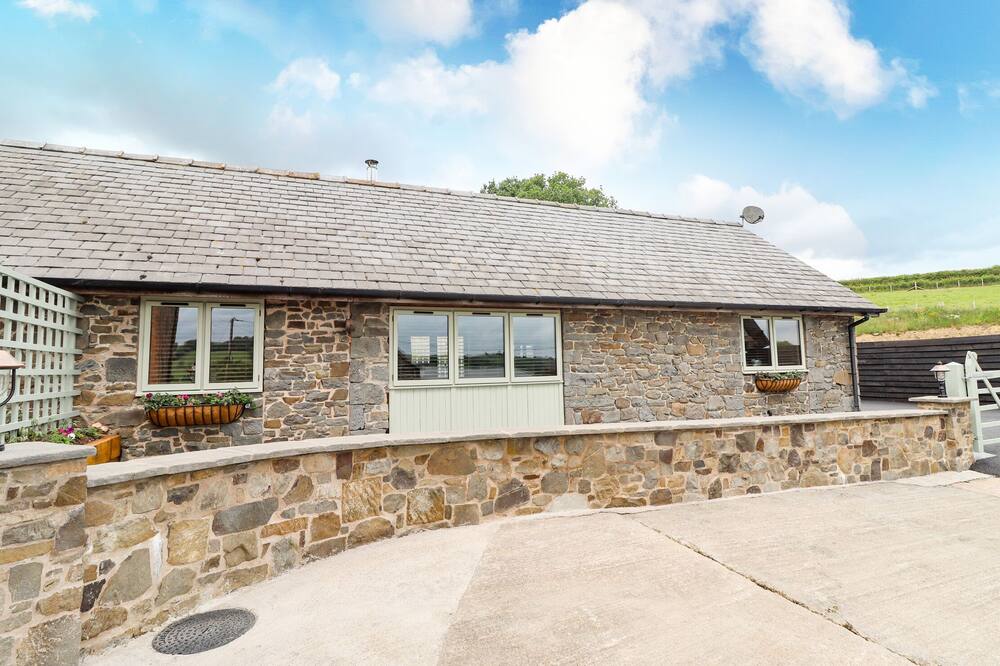 BEUDY BACH Y GARTH, romantic, character holiday cottage in Newtown