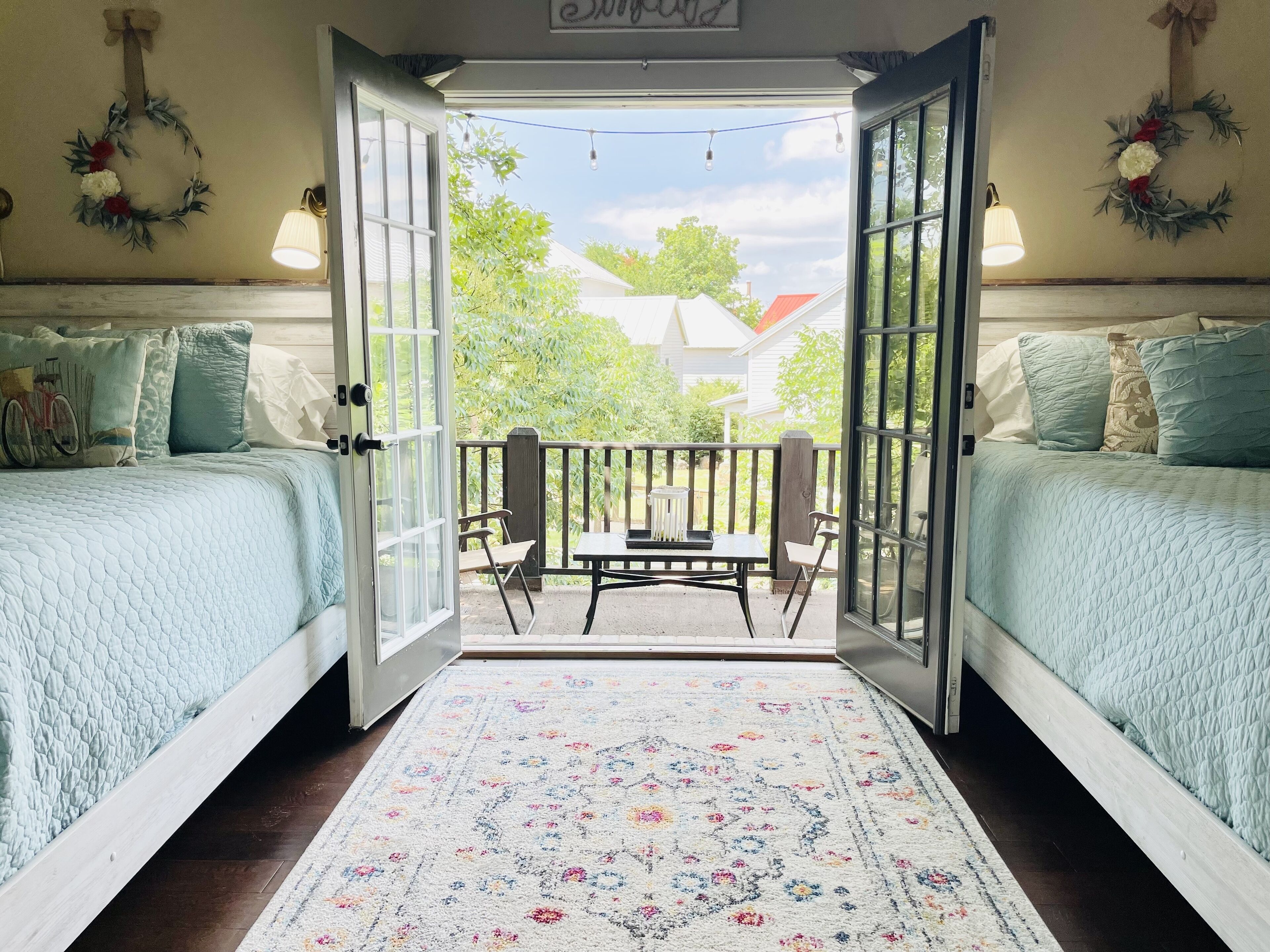 3 間睡房、房內夾萬、熨斗/熨衫板、可攜式嬰兒床