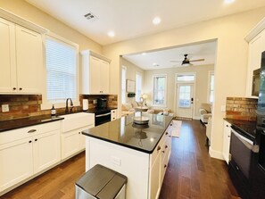 冷蔵庫、電子レンジ、オーブン、コンロ