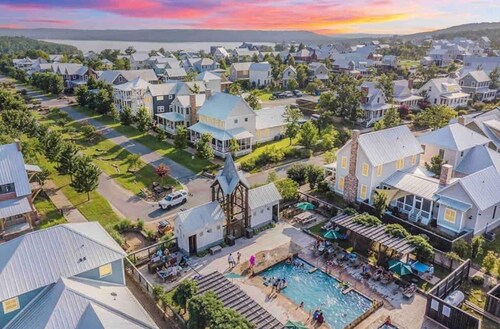 The Retreat @ Carlton Landing, an Elegant Farmhouse located in a 5 star resort!!