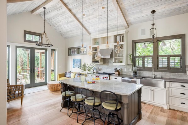 冷蔵庫、電子レンジ、オーブン、コンロ