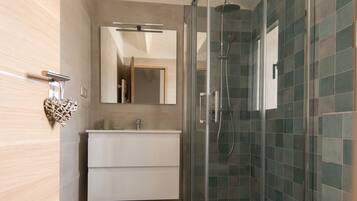 Douche, sèche-cheveux, serviettes fournies, papier toilette