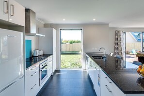 Réfrigérateur, micro-ondes, lave-vaisselle, grille-pain