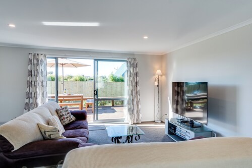 SeaRenity - Waimarama Holiday Home