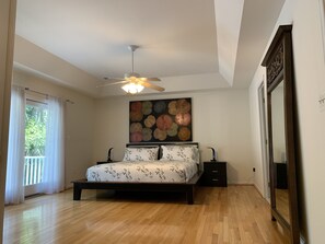 6 bedrooms, desk, iron/ironing board, free WiFi - Waterfront Cheerful 6 BR Home with Private Pier (Edgewater)