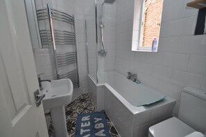 Bathroom - Frome Hill House (Stroud)