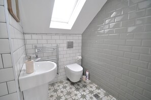 Bathroom - Frome Hill House (Stroud)