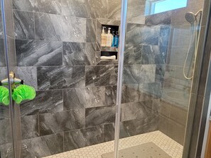 Combined shower/bathtub, hair dryer, towels, soap - Private Pool, Hot tub & large yard just waiting for you to enjoy.  (Mattawa)