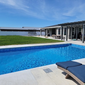 Una piscina al aire libre, una piscina climatizada