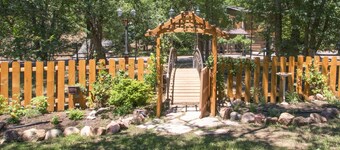 “SWEET ROSE” Cottage!  Vintage Glam!  GOG, Horses, Manitou!