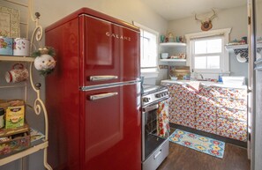 Frigorífico, microondas, horno y placa de cocina