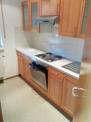 Kylskåp, ugn, spishäll och grytor/köksredskap