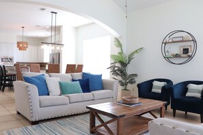 Smart-TV, peis, DVD-spiller og bøker