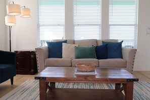 Smart-TV, peis, DVD-spiller og bøker