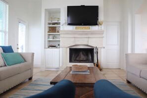 Smart-TV, peis, DVD-spiller og bøker