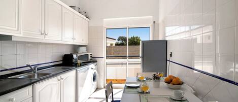 Jääkaappi, mikroaaltouuni, uuni, liesi