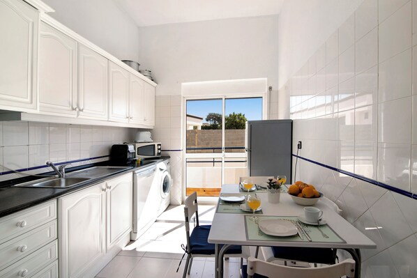 Fridge, microwave, oven, stovetop
