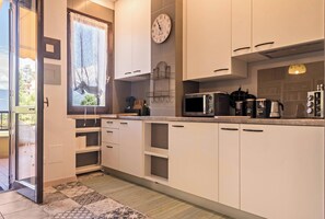 Kühlschrank, Mikrowelle, Herdplatte, Wasserkocher mit Kaffee-/Teezubehör