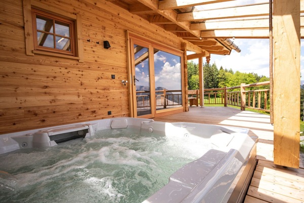 "Traudl Alm" für 4-6 Personen, 2 separate Schlafzimmer, Terrasse mit Bergblick, Whirlpool, Infrarotliegen-Whirlpool auf der Terrasse