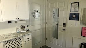 Une salle de bain privative équipée d’un miroir, d’un porte-serviettes et de toilettes.
