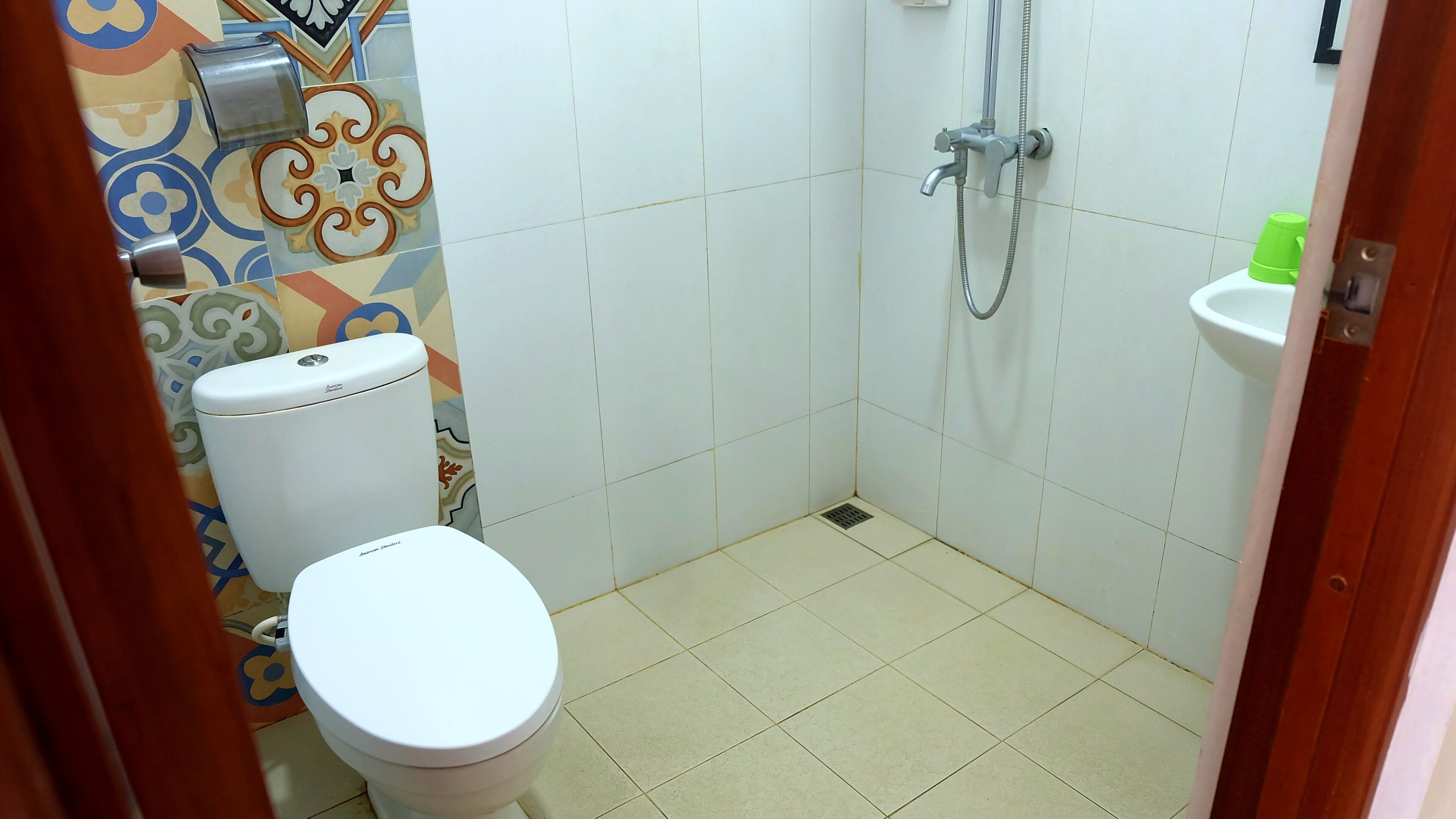 Ein kleines Badezimmer mit Toilette, Dusche und Waschbecken.