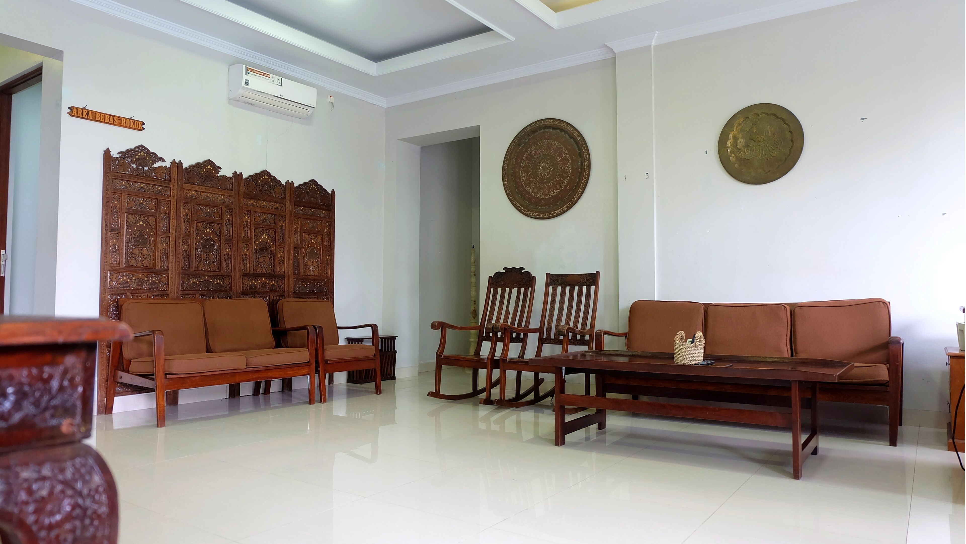 Villa Familiale, 6 chambres | Coin séjour | Télévision à écran plat