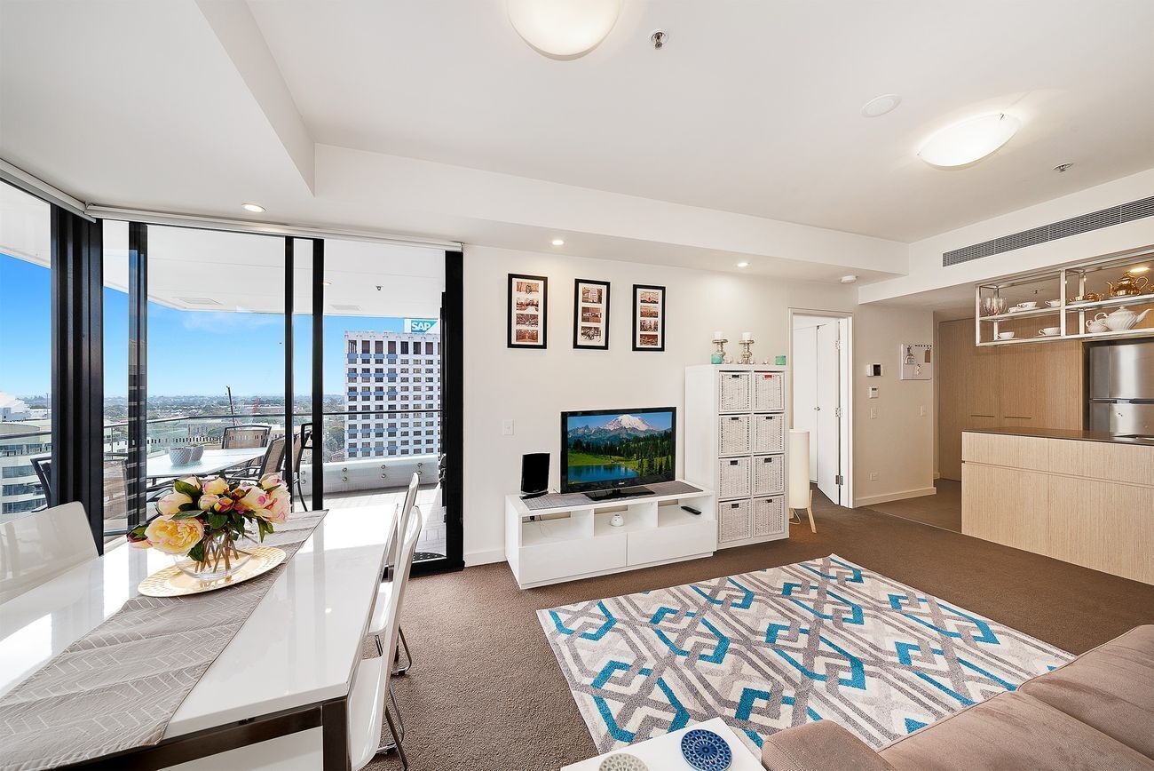 Modern City Pad with Rooftop Pool and Gym — image 6