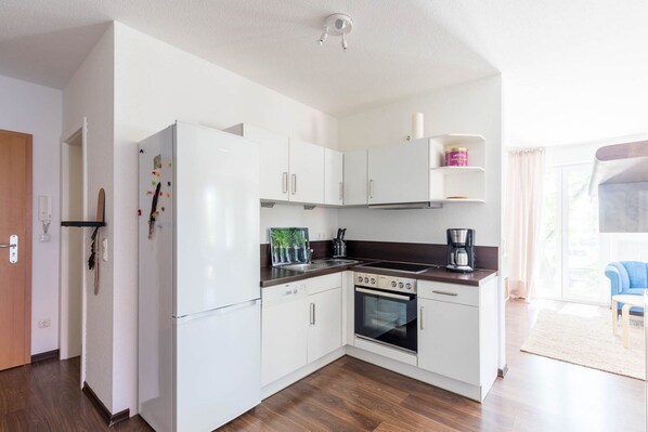 Køleskab, opvaskemaskine, kaffe-/temaskine, elkedel