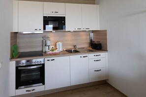 Kühlschrank, Ofen, Wasserkocher mit Kaffee-/Teezubehör, Wasserkocher