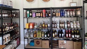 Una botiga de licors amb estanteries plenes de diferents ampolles i caixes d'alcohol.