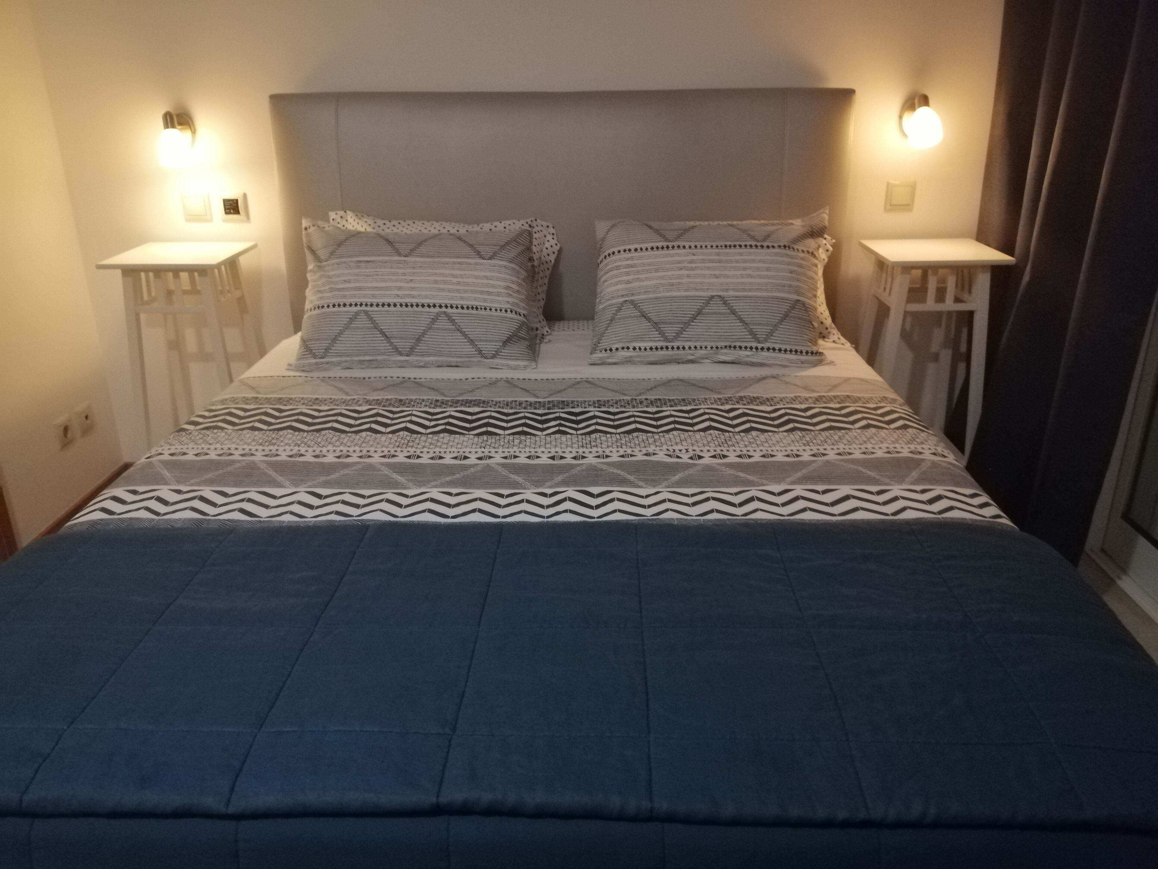 2 habitaciones, escritorio y tabla de planchar con plancha 