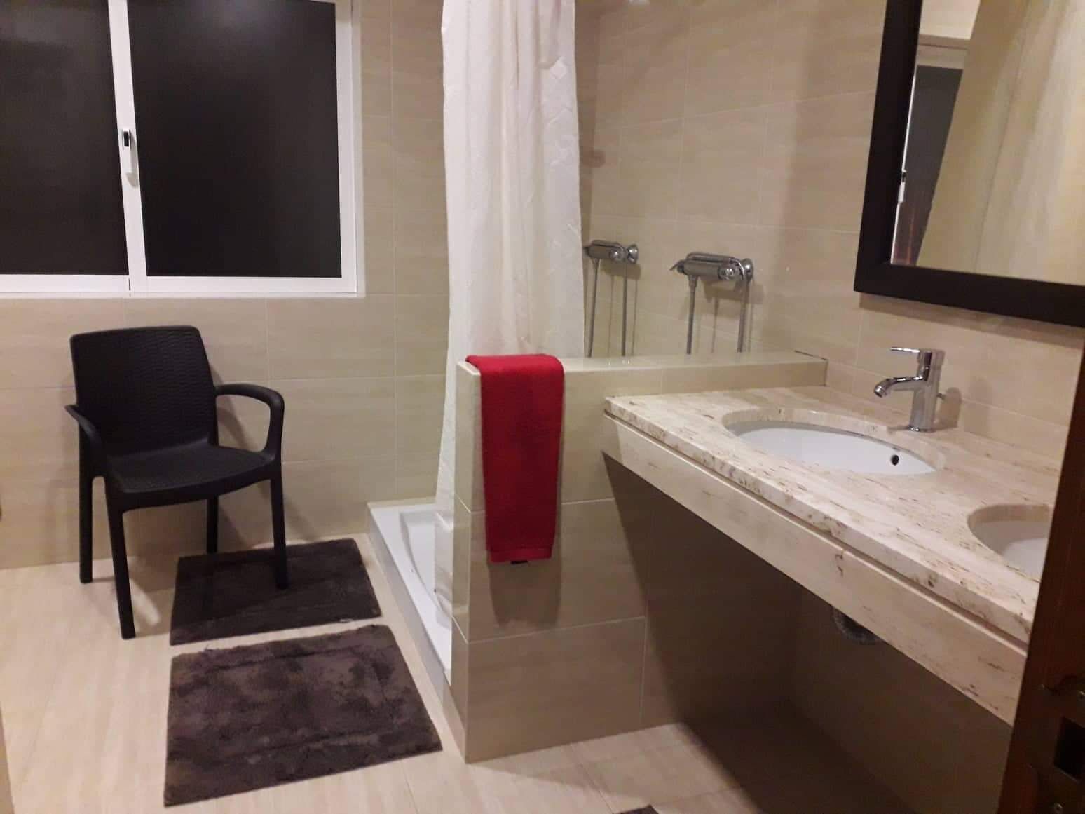 Douche, sèche-cheveux, bidet, serviettes fournies