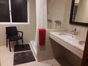 Douche, sèche-cheveux, bidet, serviettes fournies