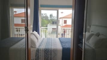 2 chambres, bureau, fer et planche à repasser, lit parapluie