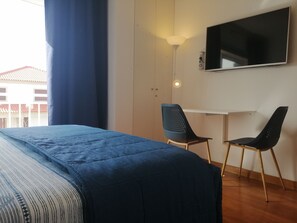2 quartos, escrivaninha, ferros/tábuas de passar roupa, berço de viagem