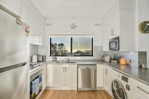 Frigorífico, microondas, horno y placa de cocina