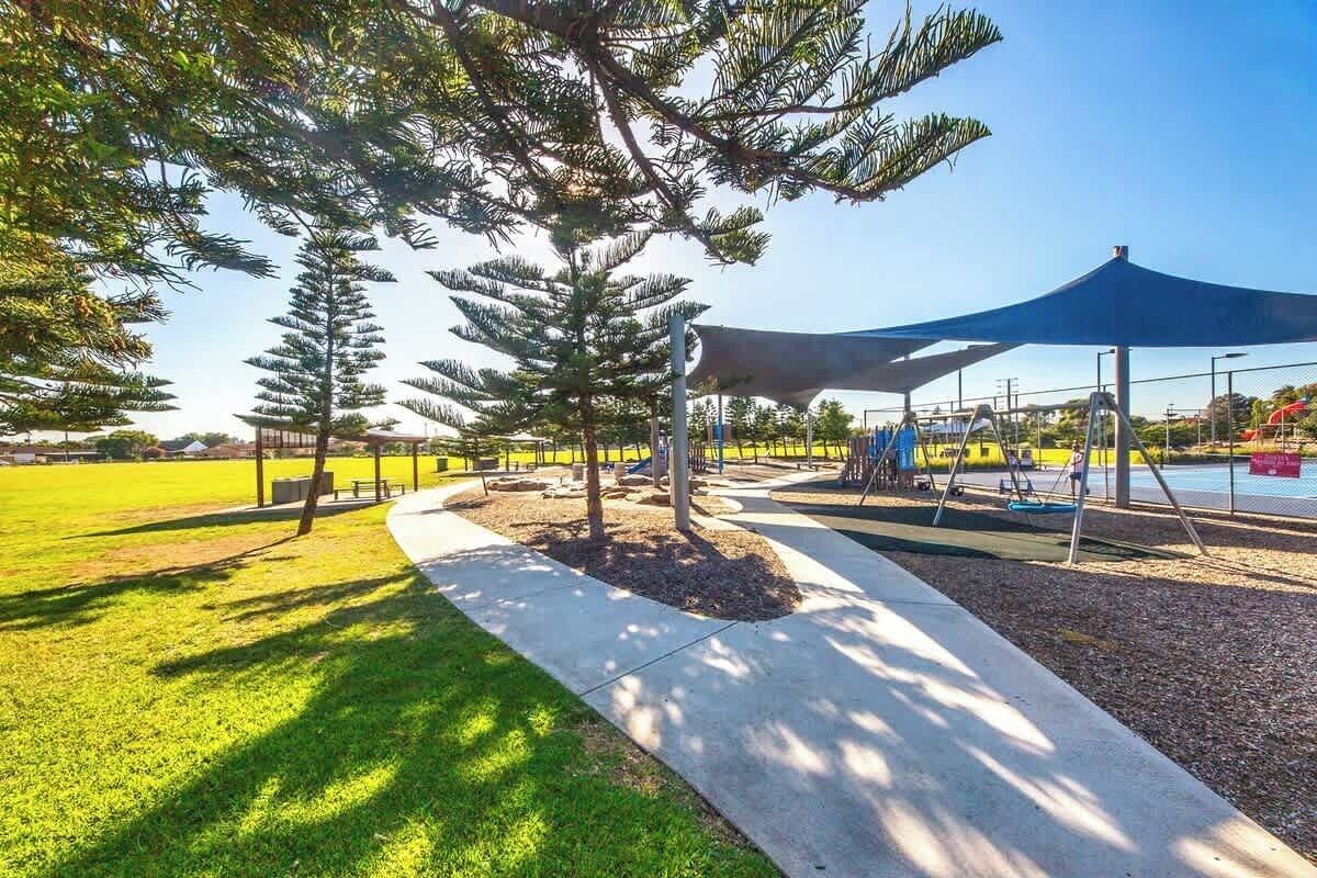 Un parc doté d’une aire de jeux, de sentiers pédestres et d’une grande structure en forme de tonnelle.