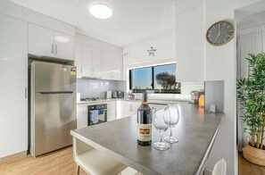 Frigorífico, microondas, horno y placa de cocina