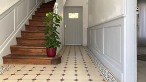 A staircase with wooden steps and a potted plant at the bottom. - LA Villa Avignon - Centre Ville - Piscine Privée - Intramuros (Avignon)