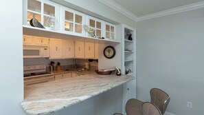 Refrigerador, microondas, parrilla de estufa y cafetera y tetera 