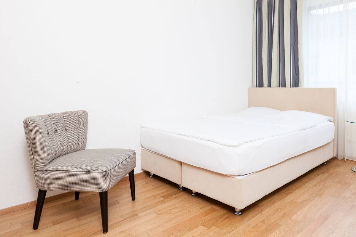 Habitación estándar, 1 cama Queen size, para no fumadores | 1 habitación, tabla de planchar con plancha y wifi gratis