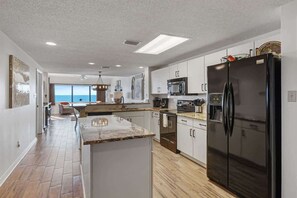 Kjøleskap, mikrobølgeovn, ovn og oppvaskmaskin