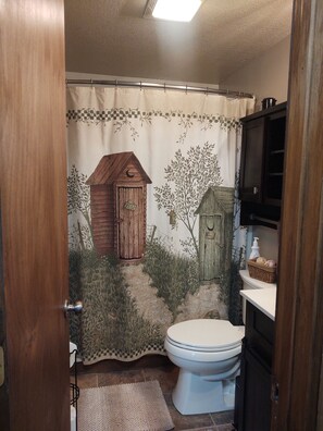 Duschwanne, Haartrockner, Handtücher, Seife