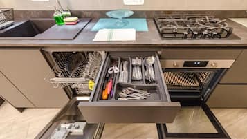 Frigorifero, forno, piano cottura, lavastoviglie